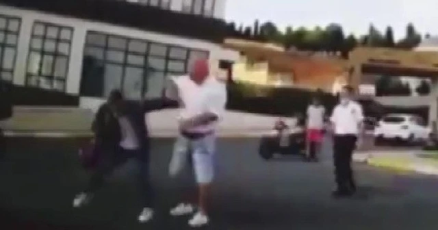 Saldırıya uğrayan moto kurye kendisini kaskı ile savundu