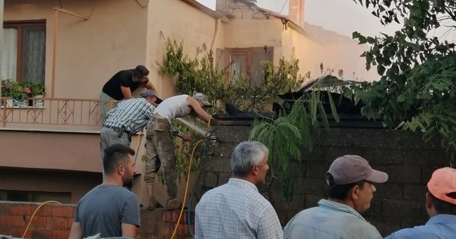 Samanlıkta çıkan yangın köylüler sayesinde evlere sıçramadan söndürüldü