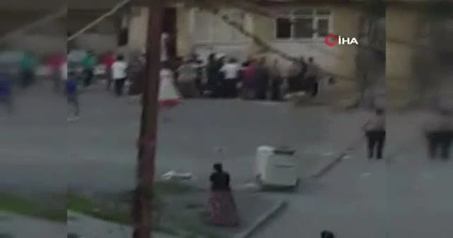 Sandalyelerin havada uçuştuğu komşu kavgası kamerada