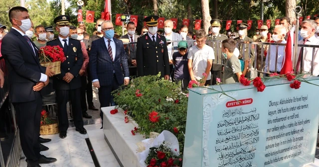 Şehit Astsubay Ömer Halisdemir mezarı başında anıldı