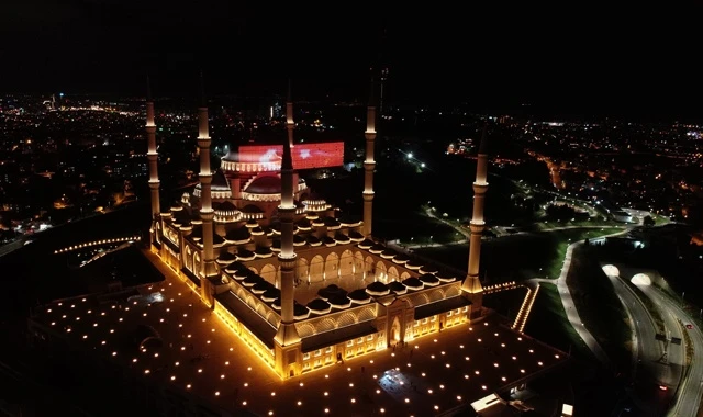 Sela seslerinin yükseldiği Büyük Çamlıca Camii havadan görüntülendi