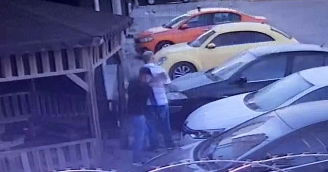 Servis aracını beklerken dehşeti yaşadı