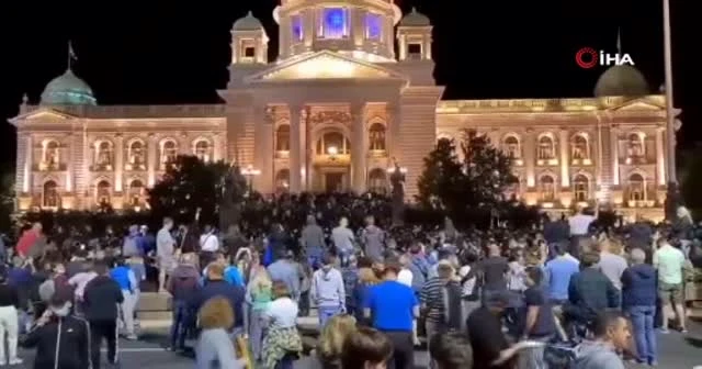 Sırbistan’da Covid-19 tedbirleri protesto edildi, hükümetten geri adım sinyali geldi