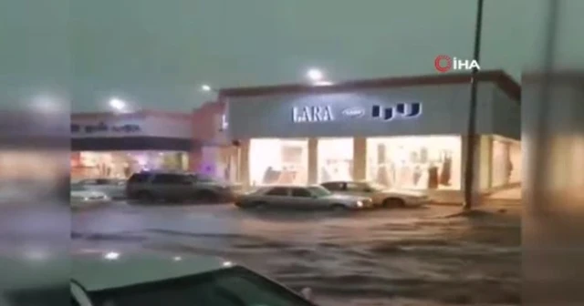Suudi Arabistan'ın Taif şehrini sel vurdu