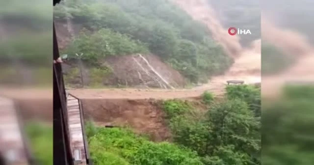 Taşan şelale yolu trafiğe kapattı! İşte o anlar