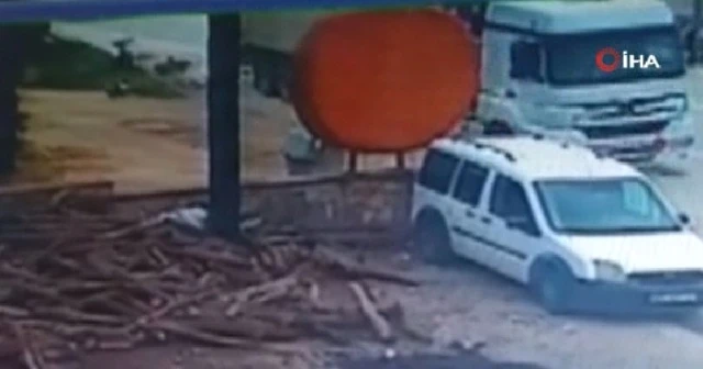 Tır ile çarpışan motosikletli ağır yaralandı
