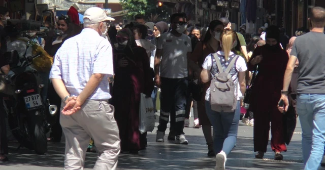 Yoğun bakım hasta sayısı artıyor, çarşıdaki yoğunluk azalmıyor