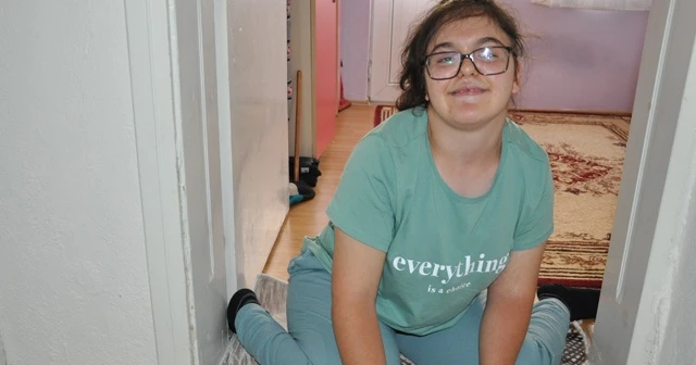 Yürüme azmiyle engelleri aşıp, emeklemeye başladı
