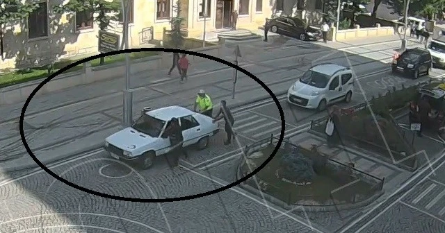 Aracı arıza yapan sürücüye polisten yardım