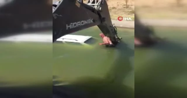 Aracıyla birlikte sulama kanalına düştü, yardımına kepçe ile muhtar yetişti