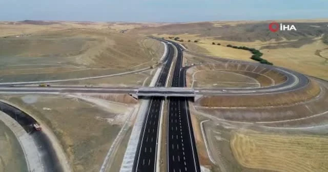 Bakan Karaismailoğlu Ankara-Niğde Otoyolu'ndaki çalışmaları havadan inceledi