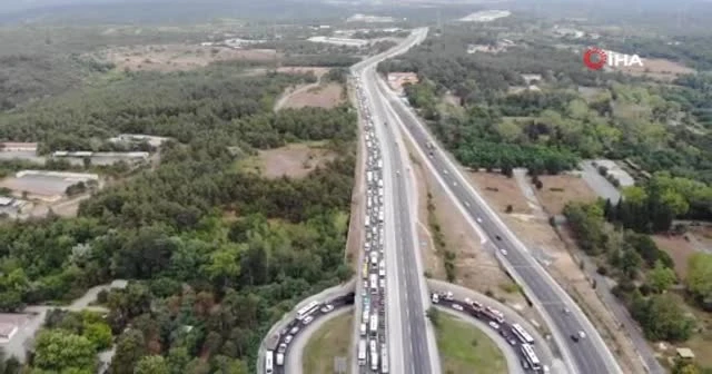 Çökme sonrası kapanan yolda kilometrelerce uzunlukta trafik oluştu