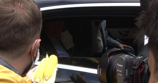 Cumhurbaşkanı Erdoğan'dan basın mensuplarına mısır ikramı