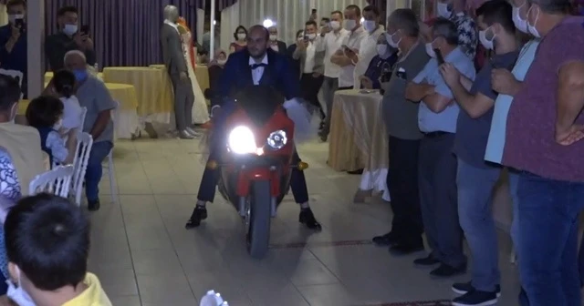 Damat düğün salonuna motosikletle girdi