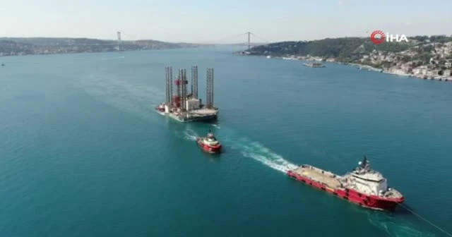 Dev petrol platformunun İstanbul Boğazı'ndan geçişi drone kamerasında