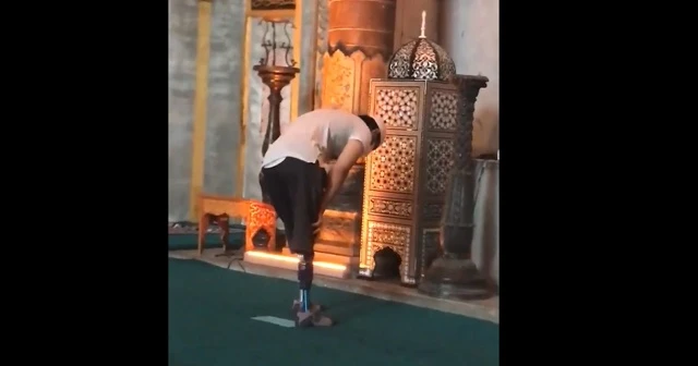Duygulandıran görüntüler! Ayasofya Camii'nde protez ayaklarıyla namaz kıldı