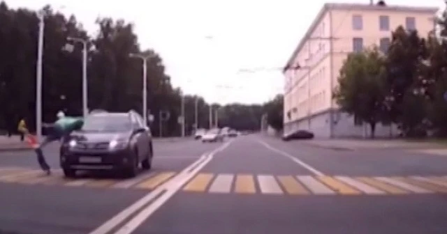 Hamile kadınla çocuğuna aracın çarptığı an kamerada