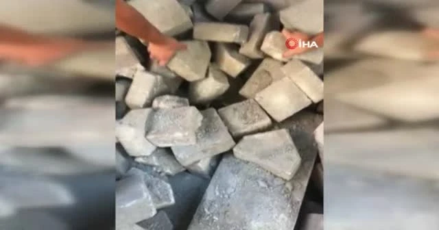 Kaldırım taşlarının arasında sıkışan kedinin yardımına belediye ekipleri koştu