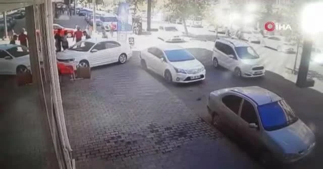 Kaldırımda oturan esnafın arasına otomobil daldı: 1 yaralı