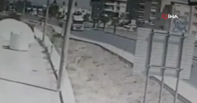Karşıdan karşıya geçerken otomobil çarptı: Korkunç kaza kamerada