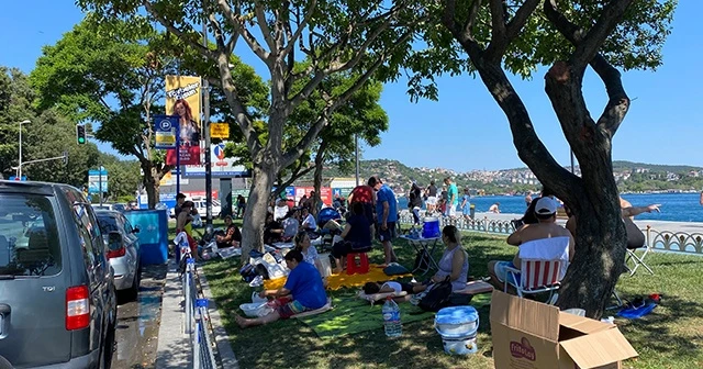 Kurban Bayramı'nı İstanbul'da geçiren vatandaşlar Bebek Sahili'ne akın etti