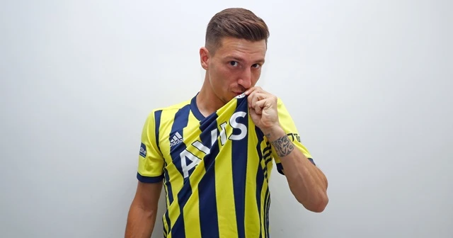 Mert Hakan yeni sezon formasıyla poz verdi