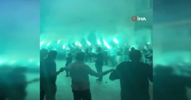 Mesafe ve maske kuralları hiçe sayıldılar, el ele halay çektiler