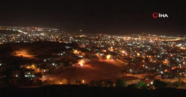 Şanlıurfa’da kızıldan altın sarısına dönen ay hayran bıraktı
