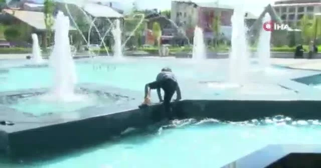 Sıcaktan bunalan çocuklar süs havuzunda serinledi