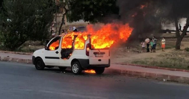 Sultangazi'de akıl almaz olay: Alevli araç hareket edince panik yaşandı