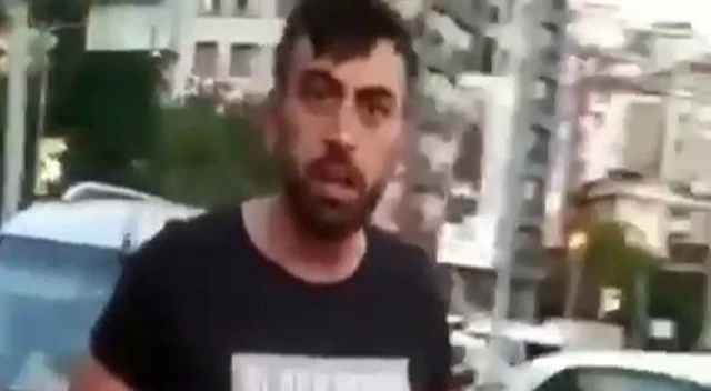 Trafikte sinirlenen bir şahıs, kadına ve aracına saldırdı