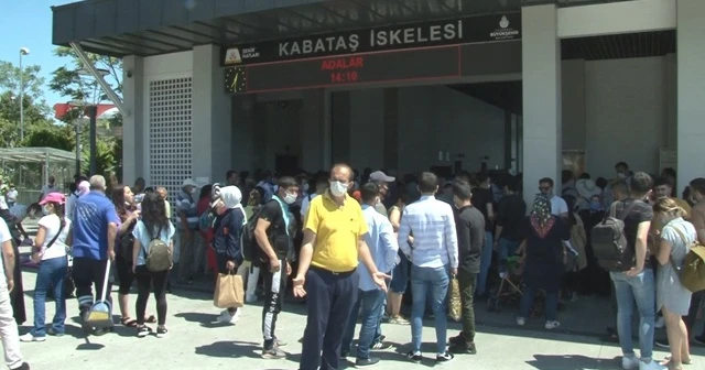 Vapur iskelelerinde yoğunluk isyan ettirdi