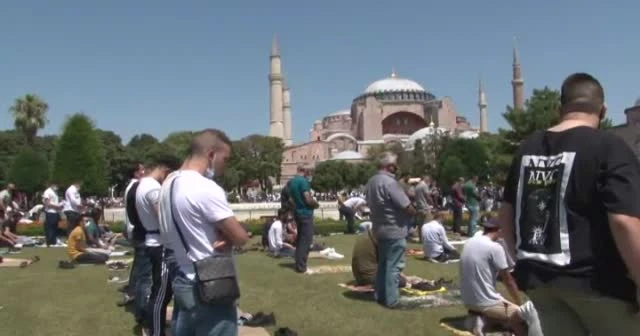 Vatandaşlar Cuma namazı için Ayasofya’ya akın etti