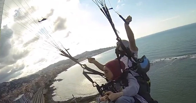 Yamaç paraşütü yaparken havada polis helikopterini görünce zor anlar yaşadılar