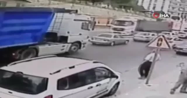 Yaşlı adamın tırın altında kaldığı anlar kamerada