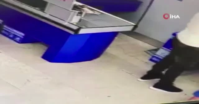 Yere düşen parayı önce ayağıyla gizledi sonra cebine attı