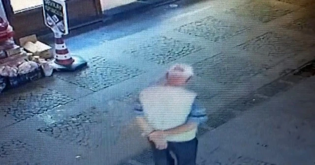 Yolda bulduğu maskeyi yüzüne takan yaşlı adam görenleri şaşırttı