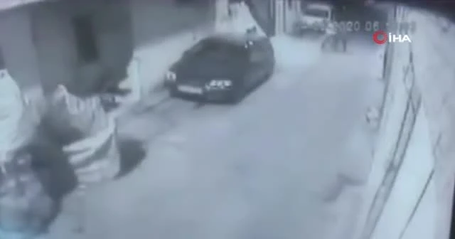 Yolda yürürken gasp edildi! O anlar kameraya yansıdı