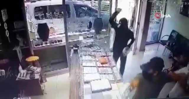 Adana’da 29 saniyelik kuyumcu soygunu