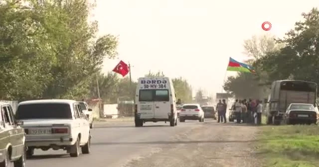 Azerbaycanlılar Azerbaycan ve Türk bayraklarıyla askere desteğini gösterdi