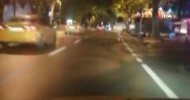 Bağdat Caddesinde genç kızların scooter ile trafikte tehlikeli yolculuğu