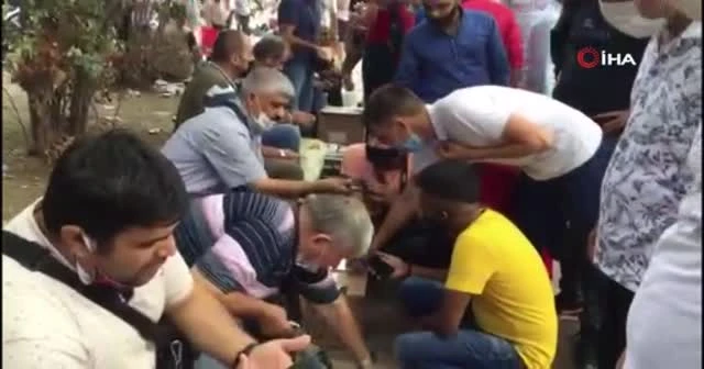 Beyazıt’ta ikinci el telefon almak isteyenler korona virüs tedbirlerini hiçe saydı