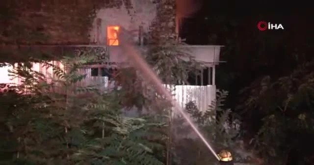 Beyoğlu’nda metruk bir bina alev alev yandı