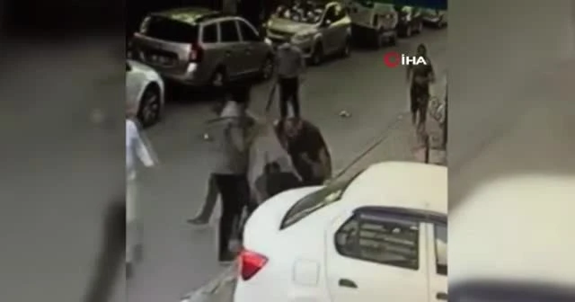 Çekmeköy’de bıçak ve sopaların kullanıldığı kavga kamerada