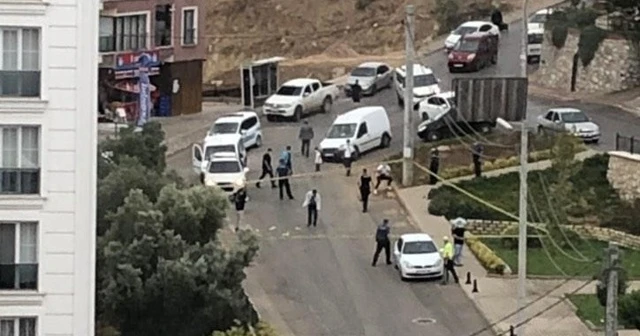Eşini sokak ortasında vurdu