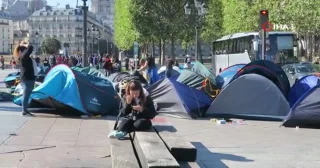Fransa'da evsiz göçmenlere polis müdahalesi