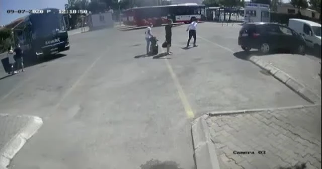 Fren yerine gaza bastı, kadını iki araç arasına sıkıştırdı