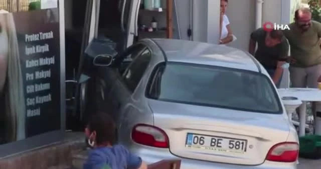 Fren yerine gaza bastı, kuaföre girdi