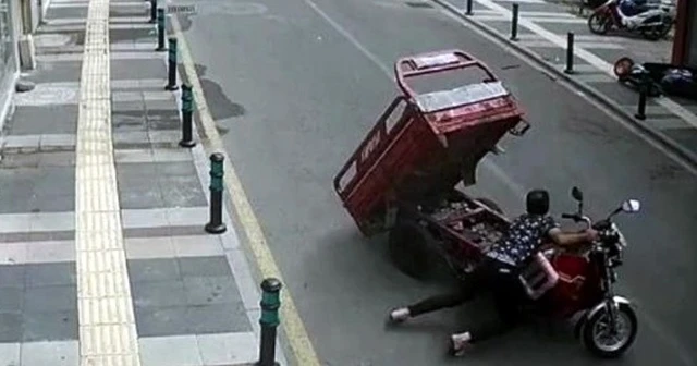 Gaz kolu takılı kalan motosiklet tamirciye zor anlar yaşattı