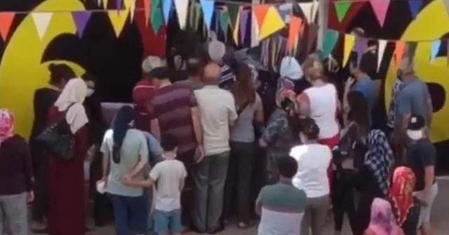 İndirim izdihamında sosyal mesafe hiçe sayıldı
